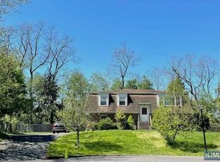 9 Stone Ridge Ln, Ho Ho Kus, NJ 07423