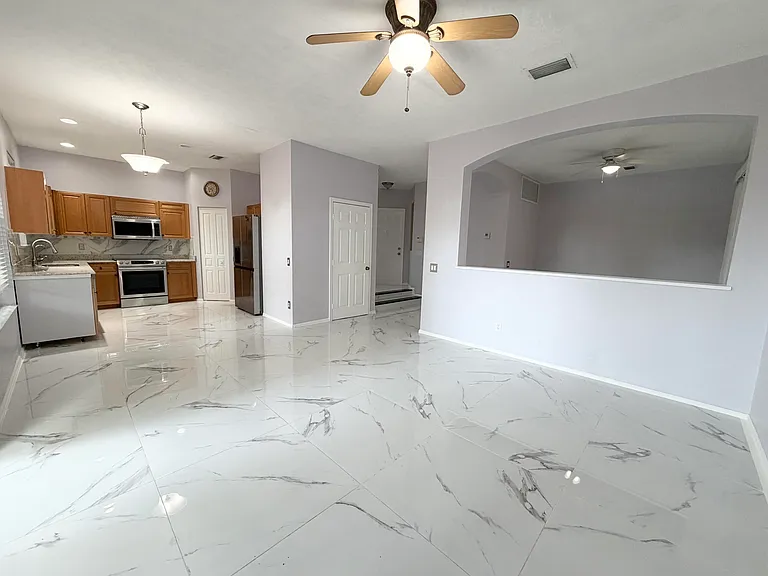 5487 Queenship Ct — Photo 3