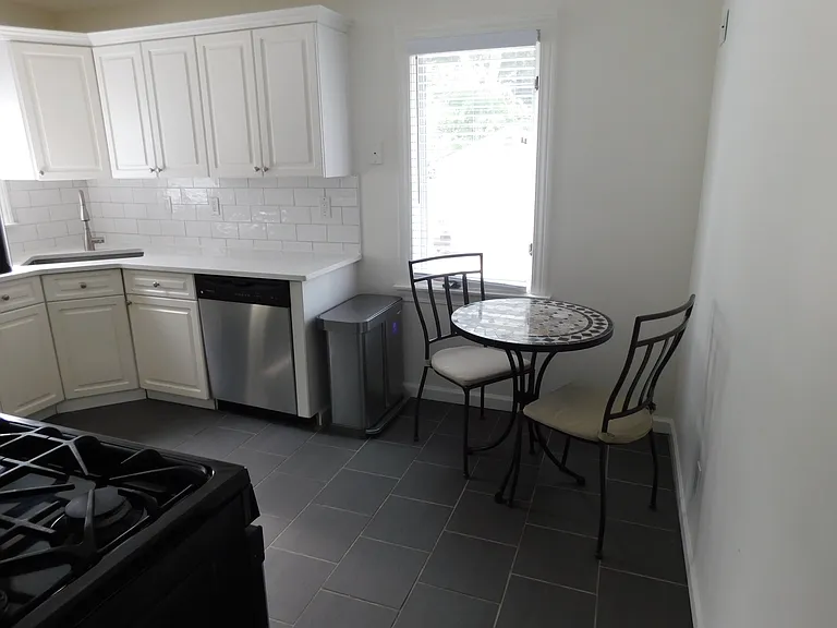 1524 Emmons Ave — Photo 4