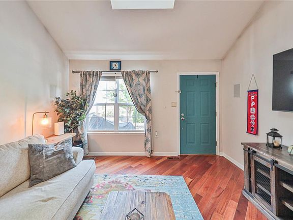 4th image of 4034 Evergreen Rd