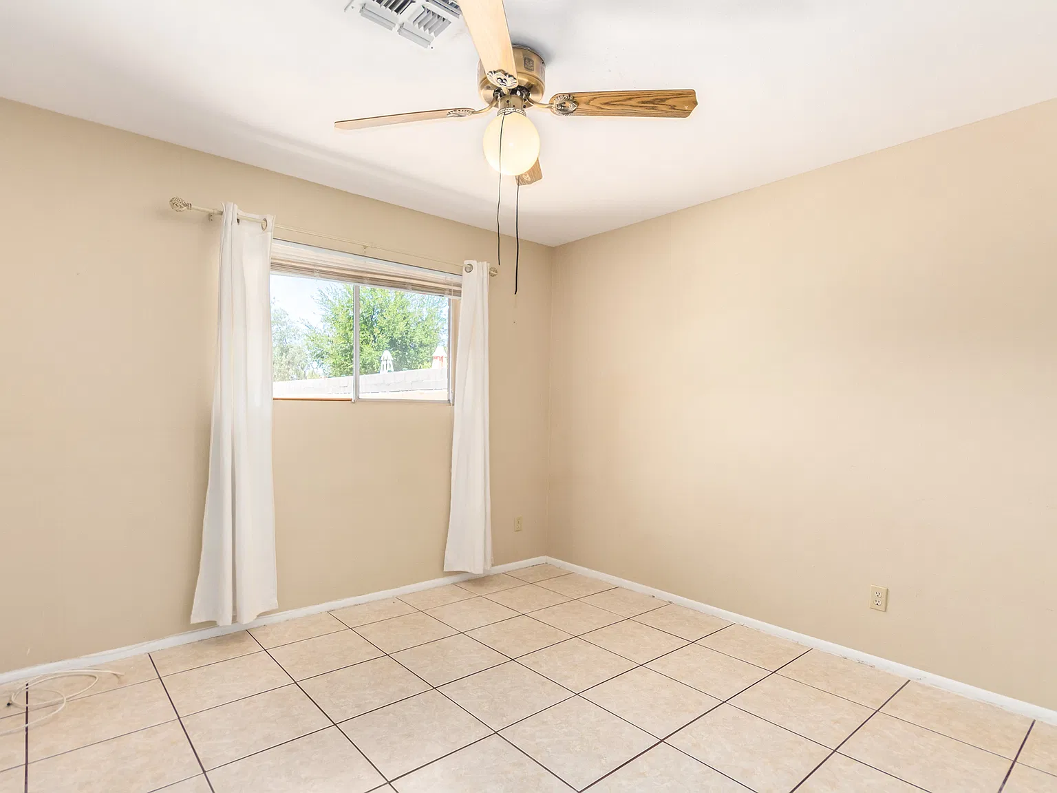 3 bed, 1257 sqft, $1,950 — Photo 2