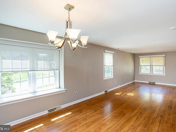 5th image of 24 Sandy Ridge Dr