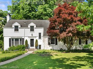 28051 Santa Barbara Dr, Lathrup Village, MI