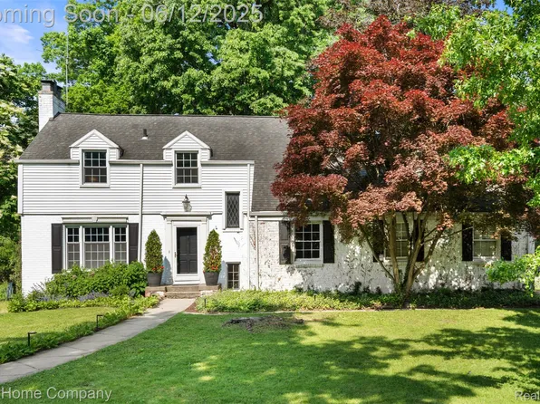 28051 Santa Barbara Dr, Lathrup Village, MI 48076