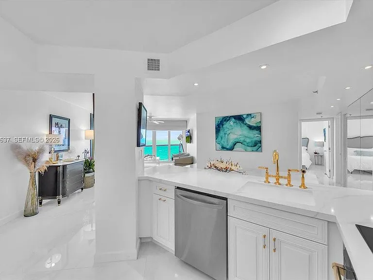 6767 Collins Ave #1110 — Photo 13