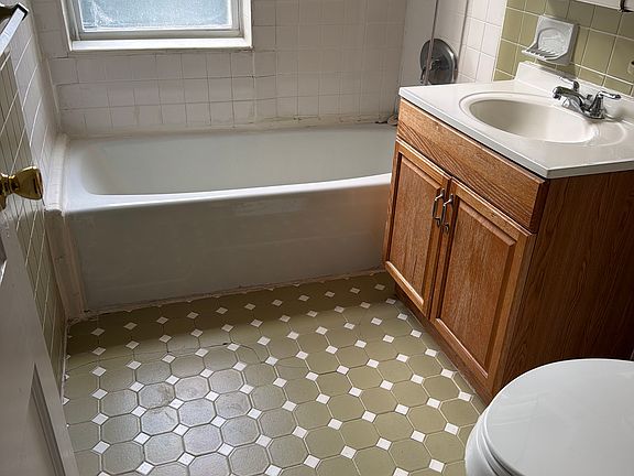 5th image of 530 Valley St APT 1