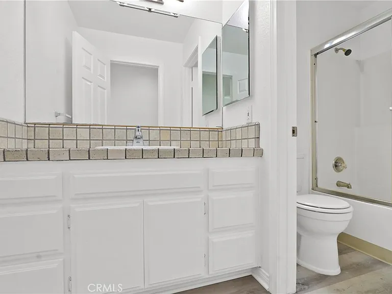 1052 Belmont Ave #B — Photo 17