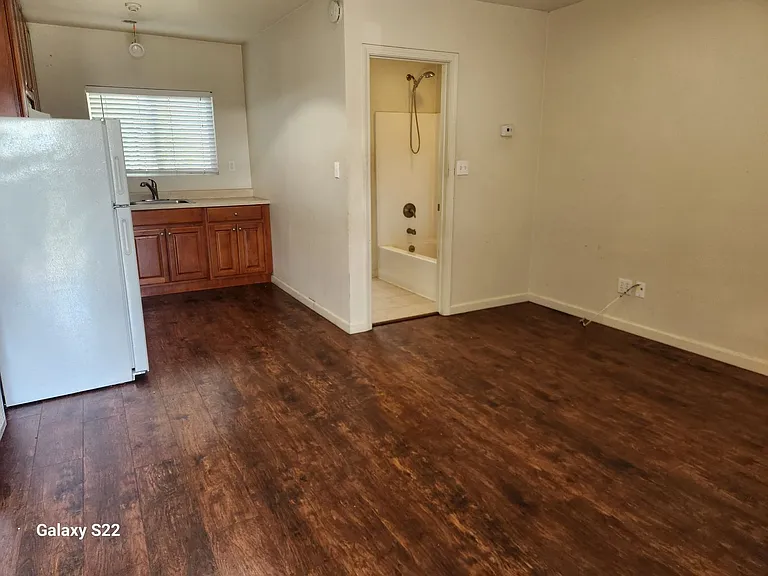 Las Flores Apartments — Photo 3