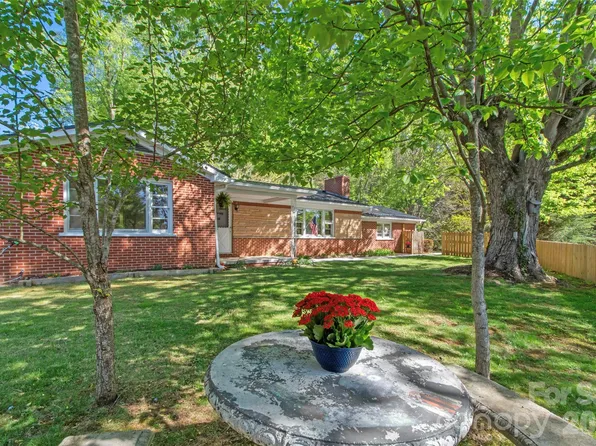 309 Presnell St, Burnsville, NC 28714