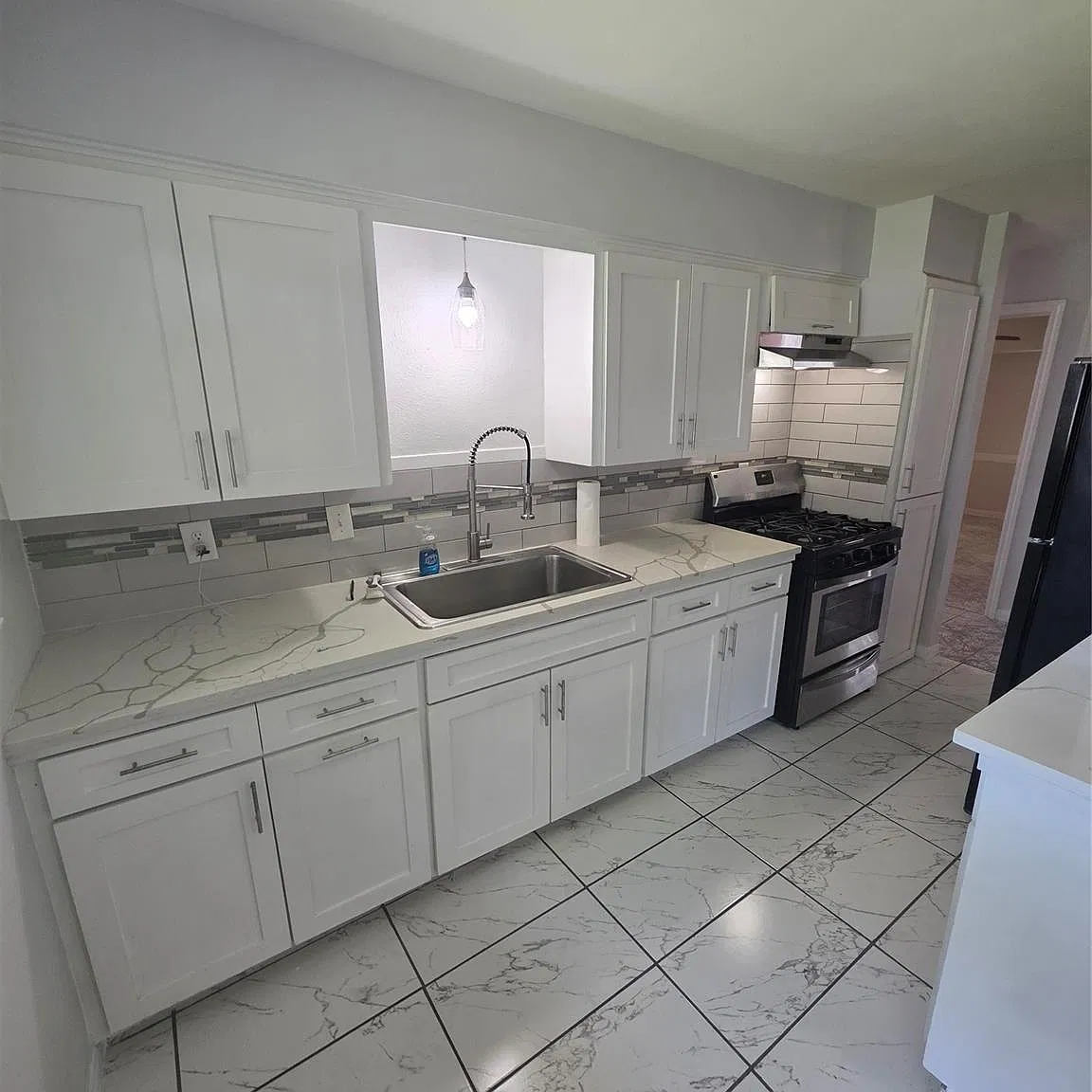 3 bed, 1.5 bath, 1218 sqft, $1,700 — Photo 4