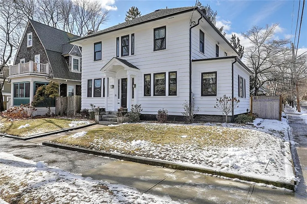 310 Elmgrove — Photo 2