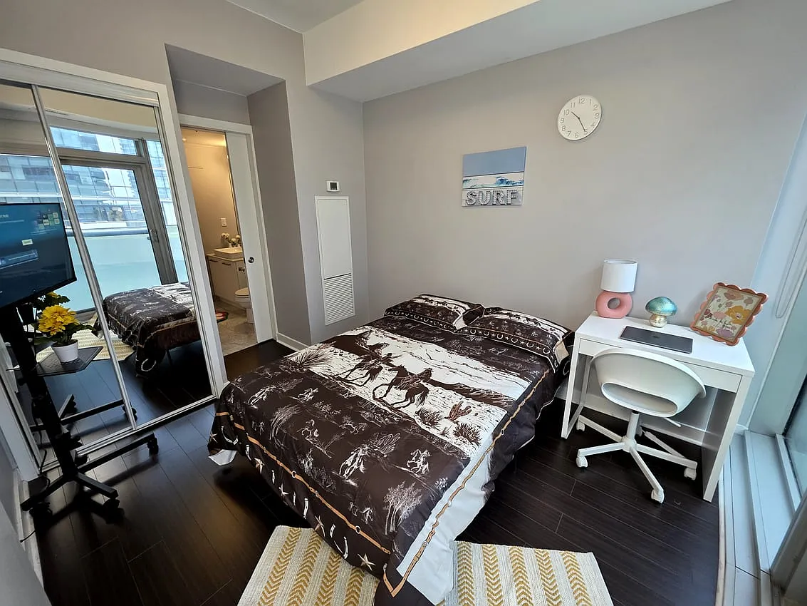 Deluxe Room with Powder Room - York St & Bremner Blvd — Photo 1