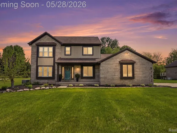 8792 Salem Farms Dr, South Lyon, MI 48178