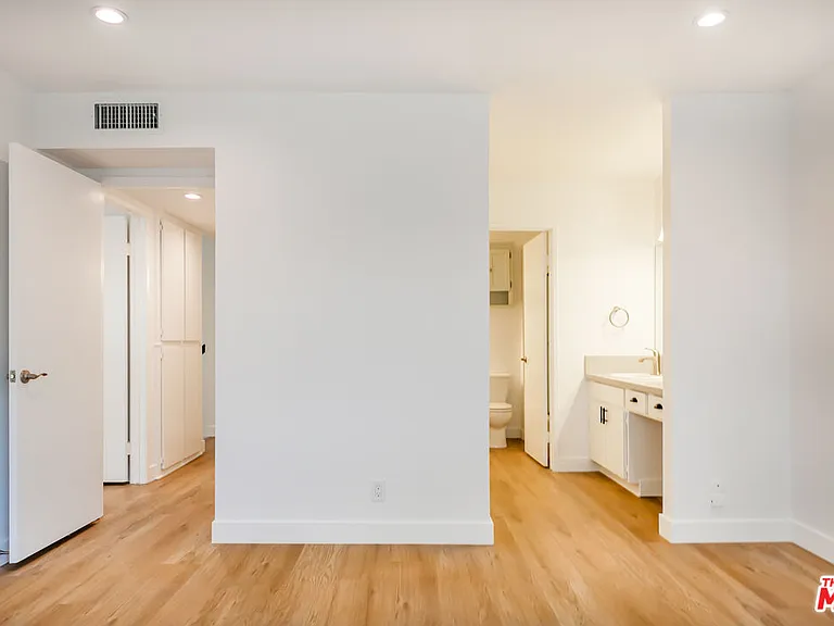 22135 Burbank Blvd #4 — Photo 26