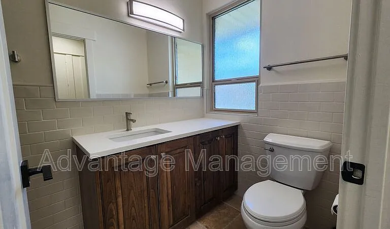 167 W Center Earnshaw #B — Photo 6