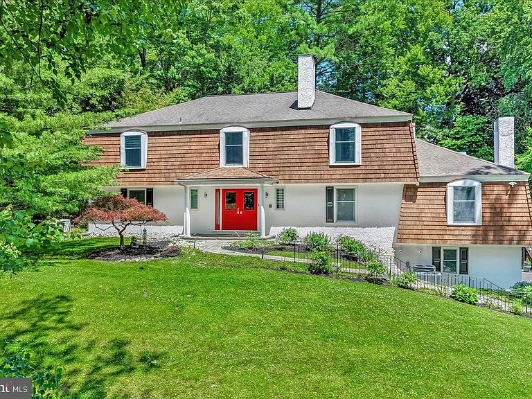 482 Gypsy Ln — Photo 2