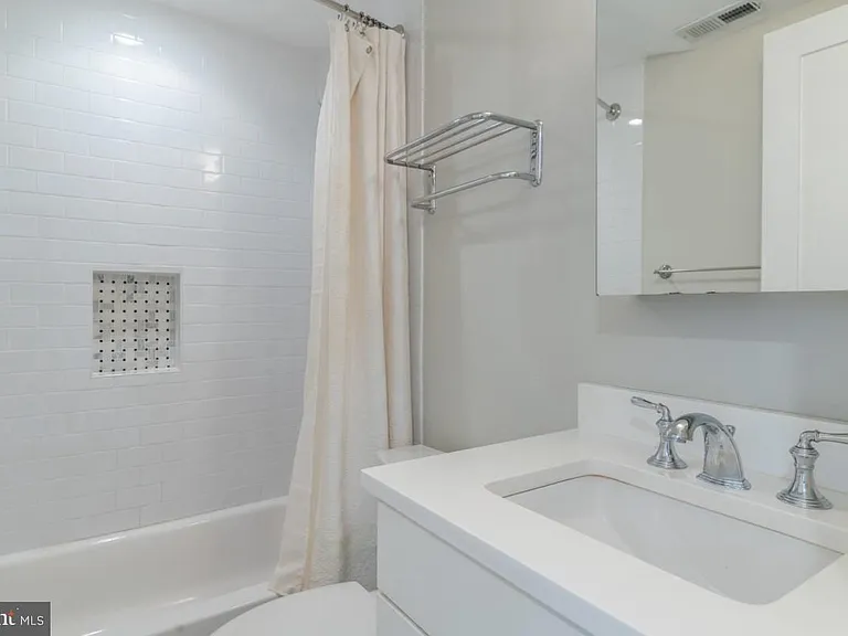 3918 W St NW #6 — Photo 18
