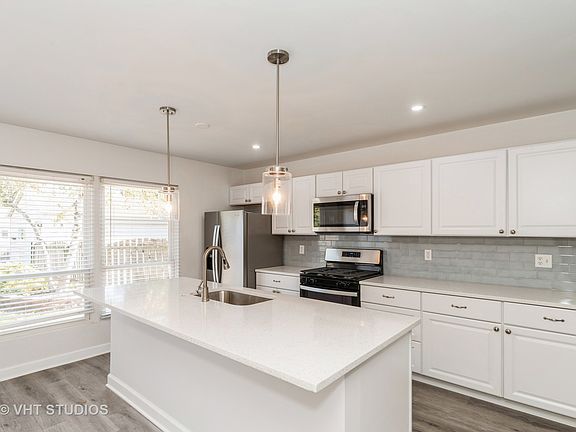 3rd image of 1017 N Country Ln
