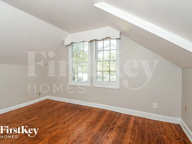2456 Maple St — Photo 9