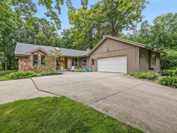 3113 Camberley Ln, Midland, MI 48640
