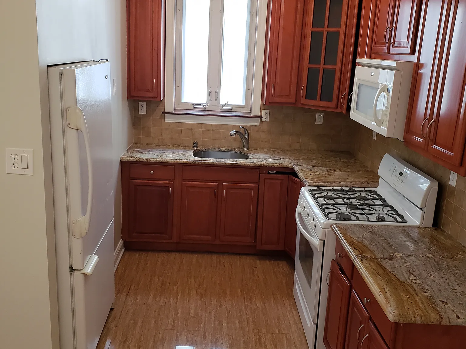 3 bed, 1300 sqft, $3,200 — Photo 3