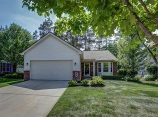 2640 Signature Cir, Pinckney, MI 48169