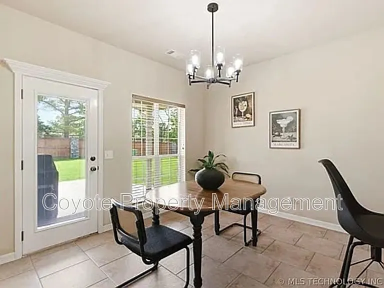2809 N Fern Ave — Photo 9