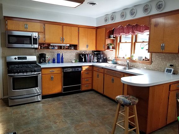 2nd image of 10045 W Manor Dr
