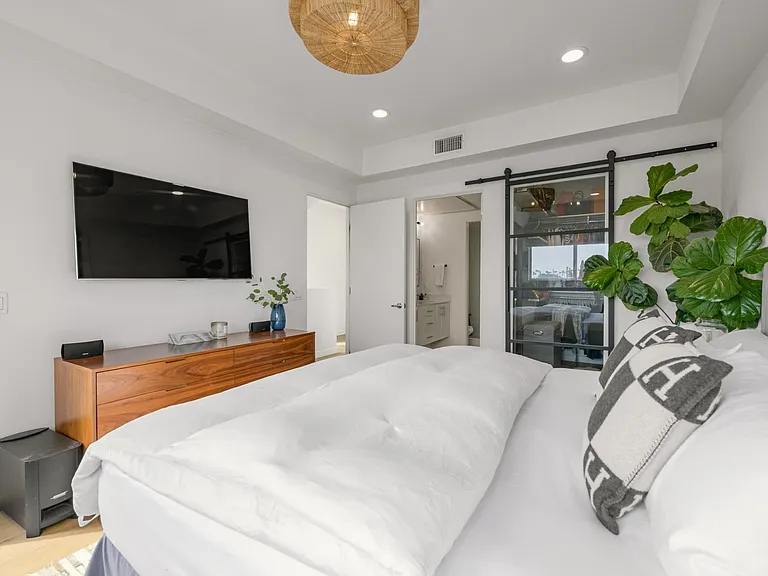 1238 Gordon St — Photo 13
