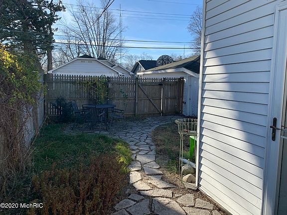 5th image of 530 Howard Ave