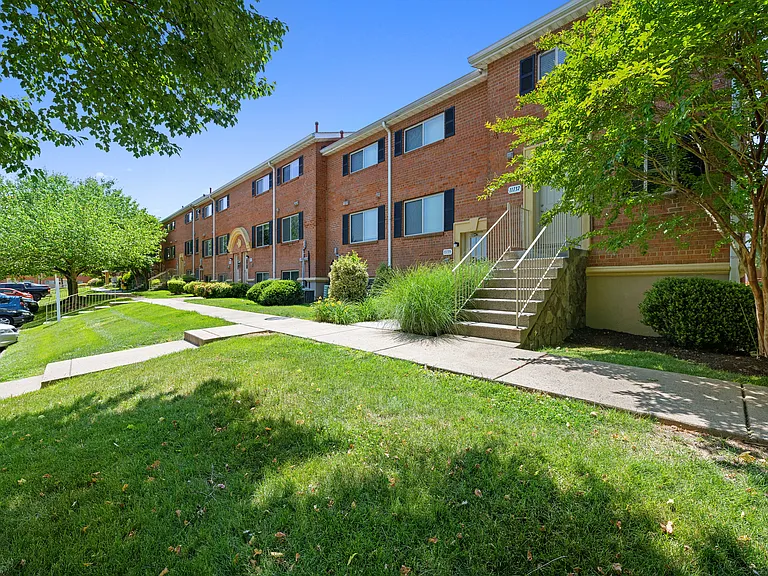 Gainsborough Court Apartments — Photo 35