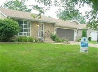 885 Hiawatha St, Elgin, IL 60120