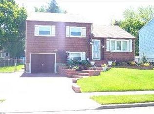 56 Briarwood Ln, Plainview, NY 11803