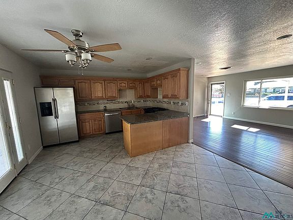 3rd image of 826 W Iron Ave