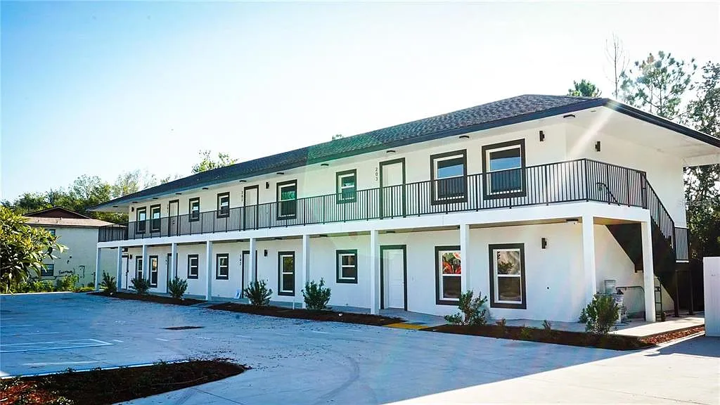 2 bed, 2.0 bath, 975 sqft, $1,697 — Photo 1