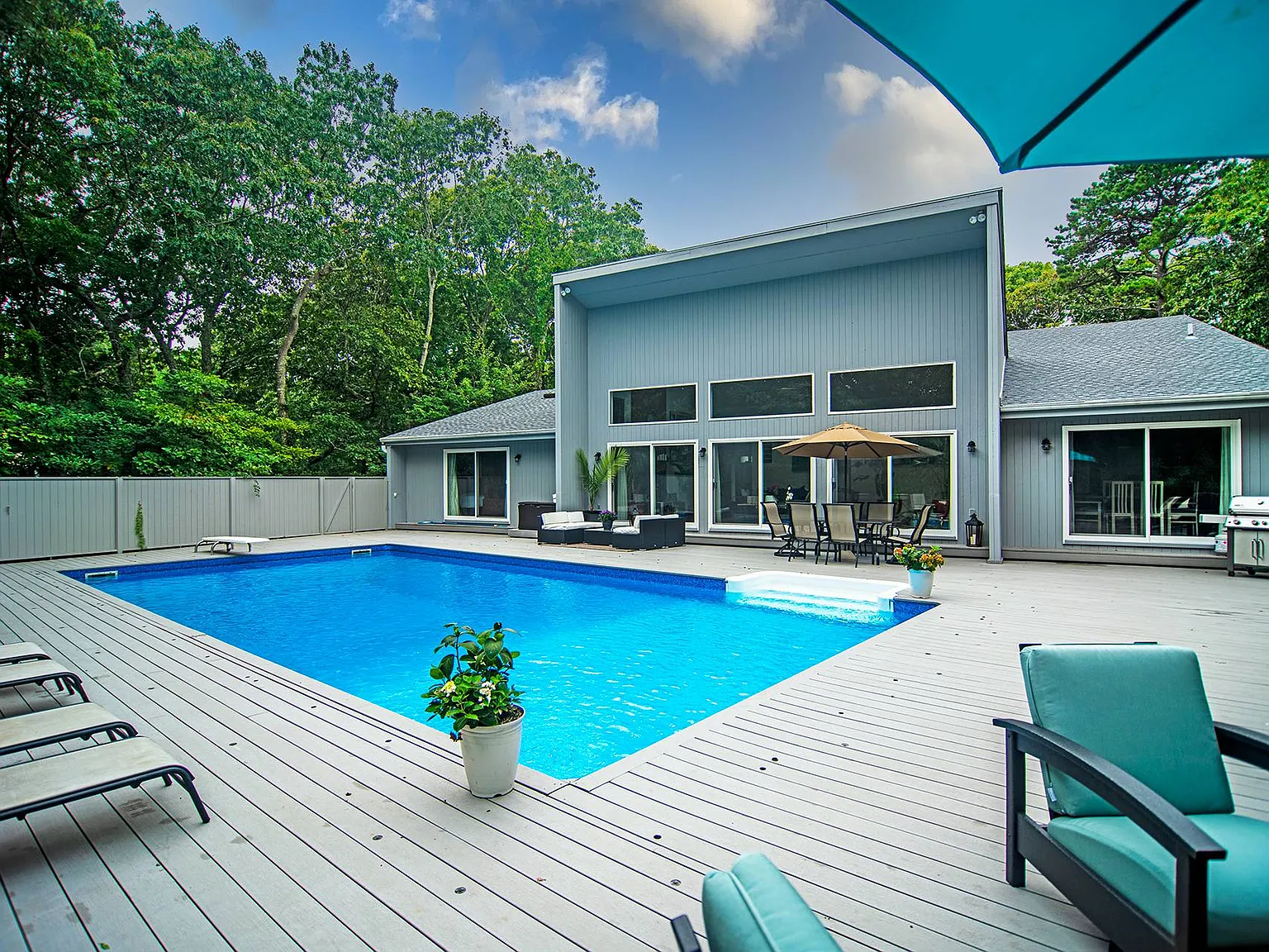 Stylish Contemporary Home with Private deck and Pool! — Photo 1