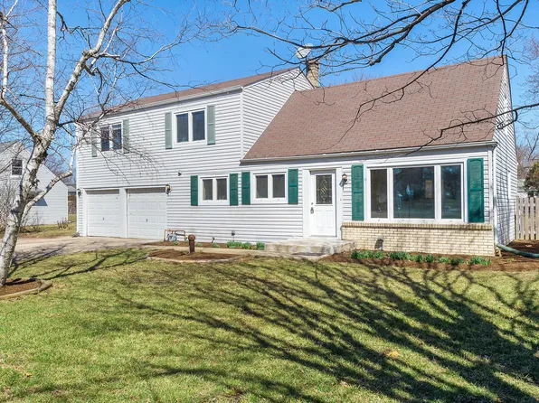 26W424 Geneva Rd, Carol Stream, IL 60188