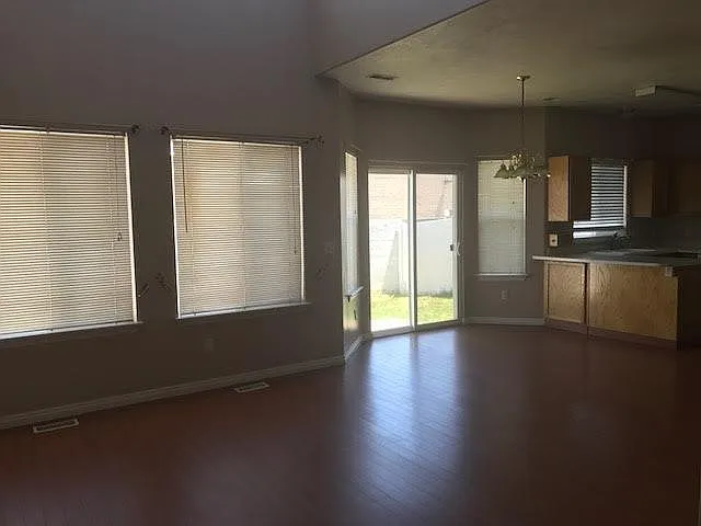 3 bed, 2.5 bath, 1404 sqft, $2,450 — Photo 2