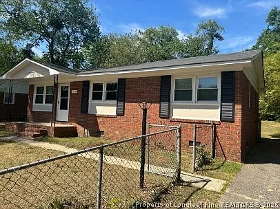 3 bed, 1.0 bath, 1014 sqft, $1,100 — Photo 2