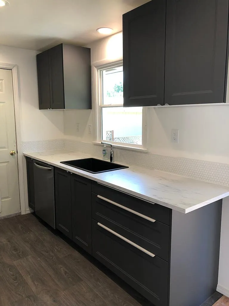 3 bed, 1001 sqft, $2,870 — Photo 3