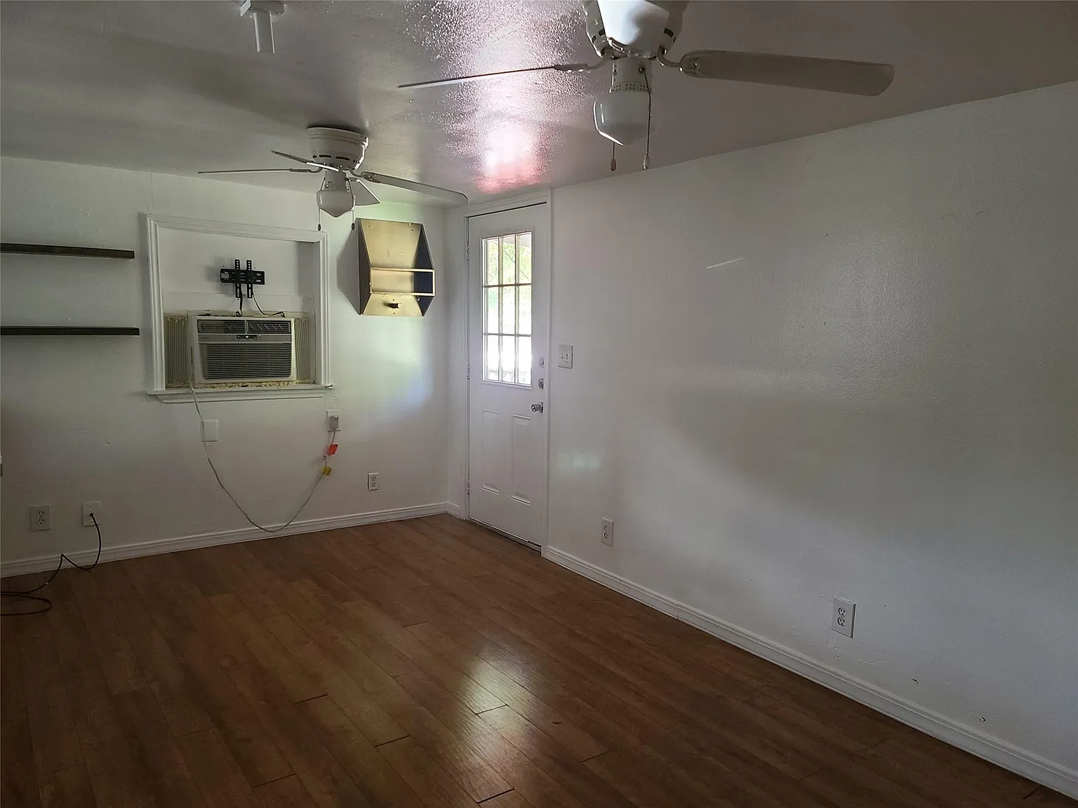 1 bed, 1.0 bath, 324 sqft, $900 — Photo 3