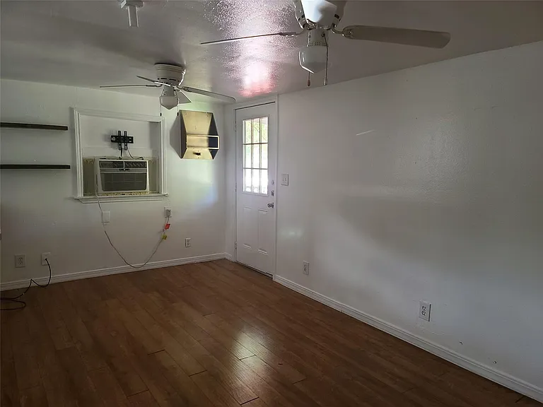 410 N Avenue D — Photo 3