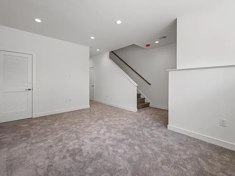 218 Piccadilly St — Photo 21