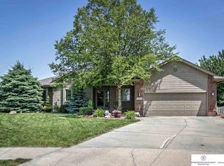 17505 William Cir, Omaha, NE 68130