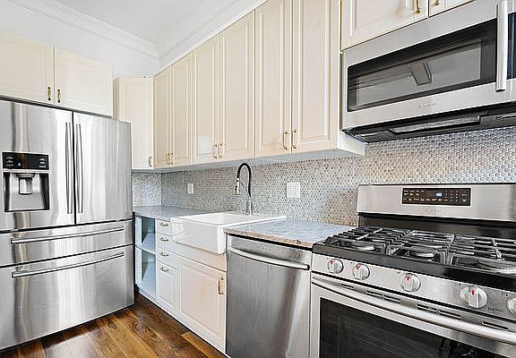 4th image of 669 Hancock St Floor 1