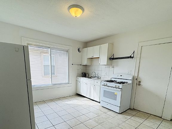 5th image of 4224 Lois St APT 2R