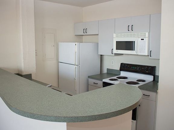 3rd image of 1400 W Marshall St #B4904baf1