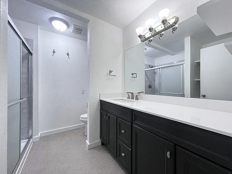 737 N Beachwood St — Photo 27