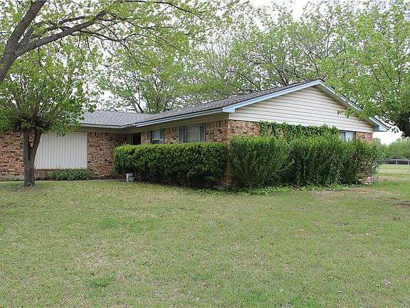 2nd image of 1901 Meadowcrest Dr