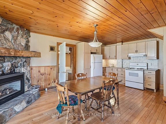 5th image of 211 Colborne St